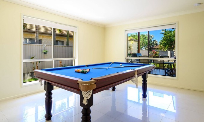 Helensvale House | Theme Park Paradise 4BR Spacious Family Home near Gold Coast Parks