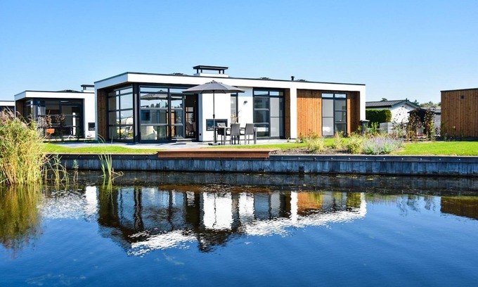 Loosdrecht House | These luxurious, nice, and detached vacation villas for 4 people all have a unique view of the water. The luxurious villa offers lots of privacy, a high comfort level, and has a spacious, hardwood outdoor deck. All ingredients to enjoy an amazing tim
