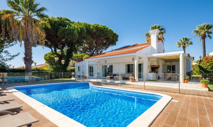 Vale do Lobo Villa | This amazing villa located at Quadradinhos with 4 bedrooms and 3 bathrooms. nn