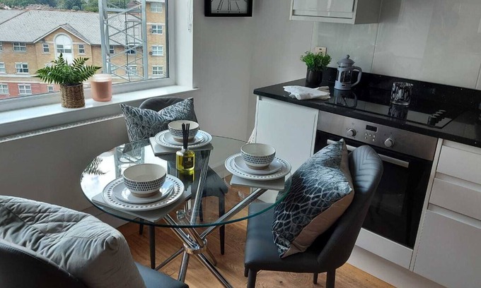 Fairfield Apartment | This beautiful 2 bed apartment in Croydon with access to roof terrace and BBQ facilities