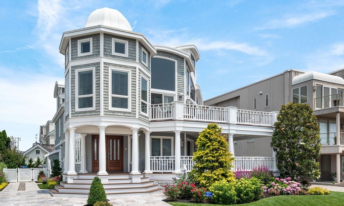 Avalon House | This beautiful home is second from the ocean and has 6 bedrooms and 5 full baths.
