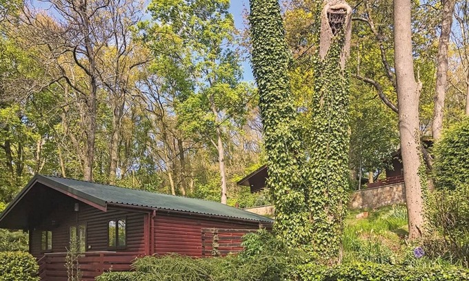 Linlithgow Ski Chalet | This cosy lodge features one double bedroom and one twin bedroom.