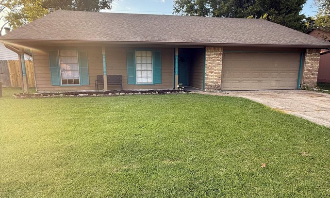 South Baton Rouge House | This cozy home is a beautiful 3 bedroom, 2 full bathroom as with a 2-car garage