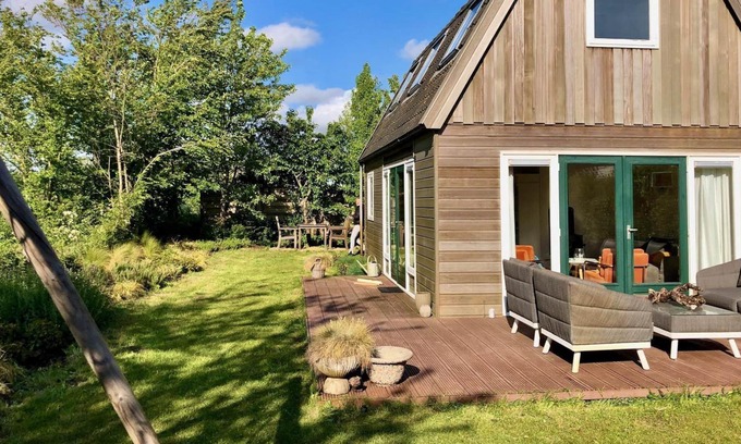Egmond aan den Hoef House | This detached, two-storey and modern holiday home offers a wonderful relaxation atmosphere! It has a sun terrace and is fully equipped.