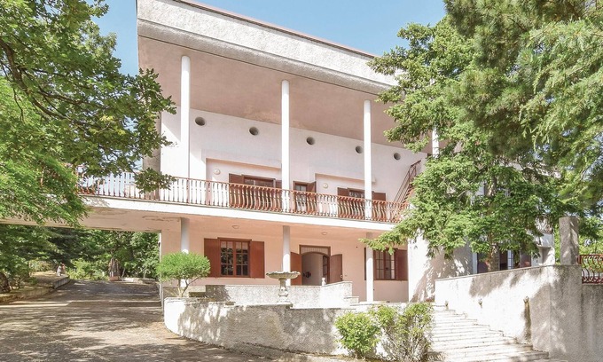 Corigliano-Rossano House | This detached vacation home is located 5 km from Corigliano in the province of Cosenza and is surrou