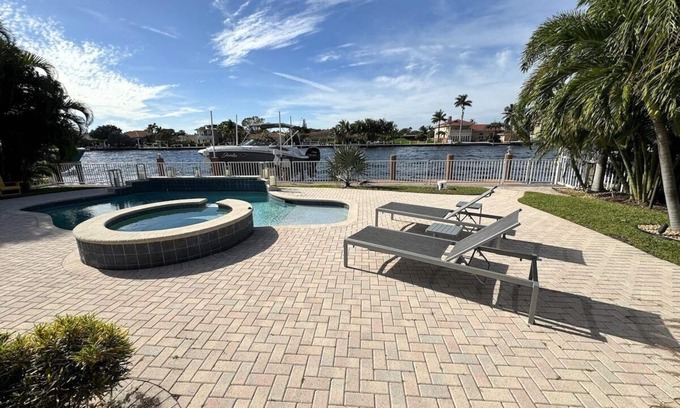 Lauderdale-by-the-Sea House | This house is a 3 bedroom(s), 2 bathrooms, located in Lauderdale-by-the-Sea, FL.