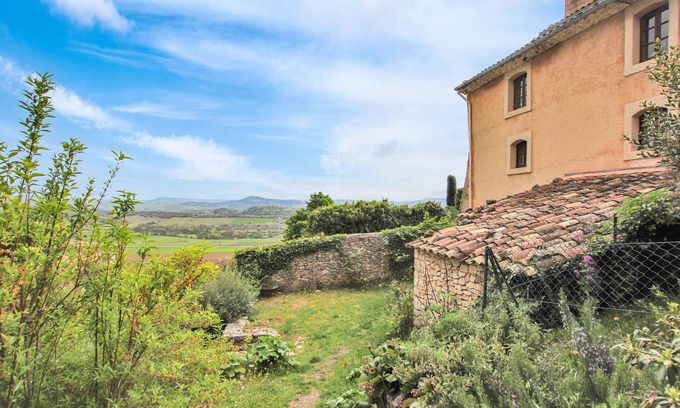 Simiane-la-Rotonde House | This house is fantastically located in the heart of the Luberon Regional Park, between the magnifice