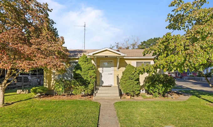 Walla Walla East House | This house is a 2 bedroom(s), 1.5 bathrooms, located in Walla Walla, WA.