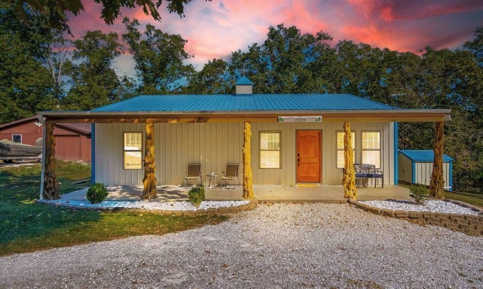 Dunnegan House | This house is a 2 bedroom(s), 2 bathrooms, located in Fair Play, MO.