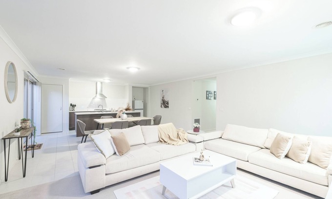 Point Cook House | This house is a 3 bedroom(s), 2 bathrooms, located in Point Cook, VIC.
