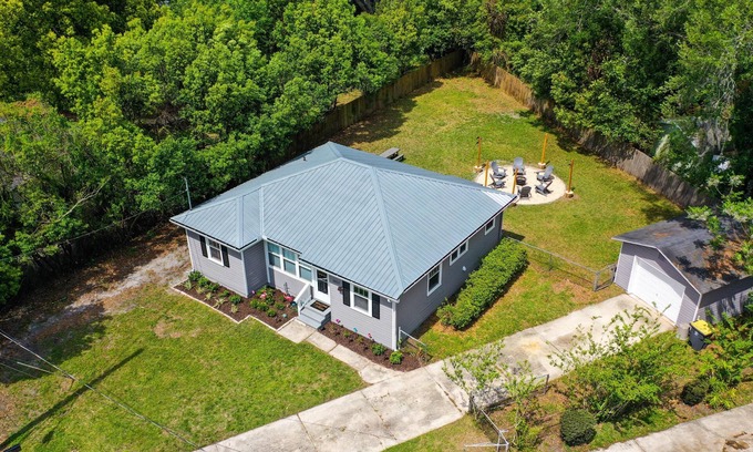Southside House | This house is a 3 bedroom(s), 1 bathrooms, located in Jacksonville, FL.