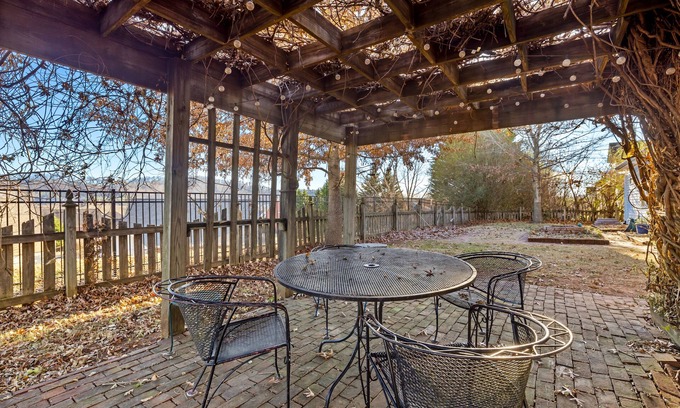Knoxville House | This house is a 4 bedroom(s), 2 bathrooms, located in Knoxville, TN.