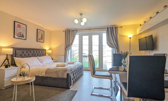 Vauxhall House | This is a large three-story house, located near the city centre