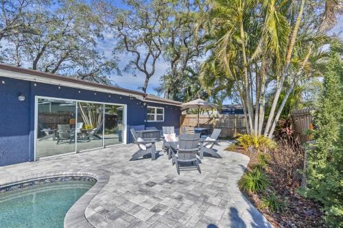 Seminole House | This is the ONE! 3 King Beds - Heated Pool - 7 Min to Beach - Garage Game Room