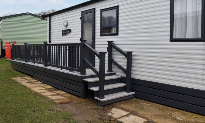 Lake Cottage | This lovely caravan is perfect for couples, friends, or families.