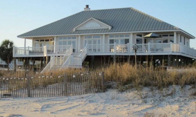 East End House | THIS LOVELY HOUSE overlooking the gulf is one of the island's most charming accommodations.
