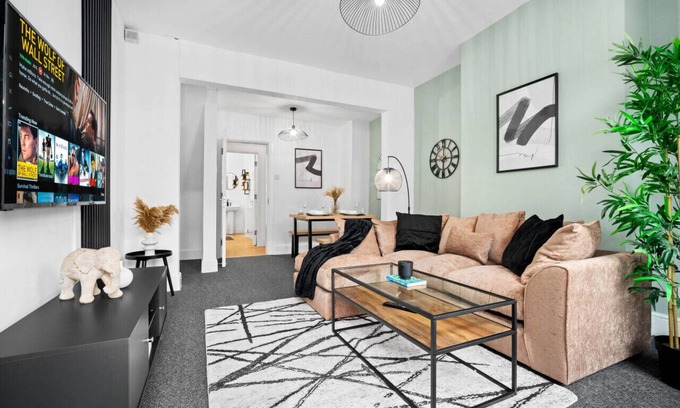 Birmingham House | This luxury 3-bedroom house is located in Harborne, a lovely area in the heart of Birmingham
