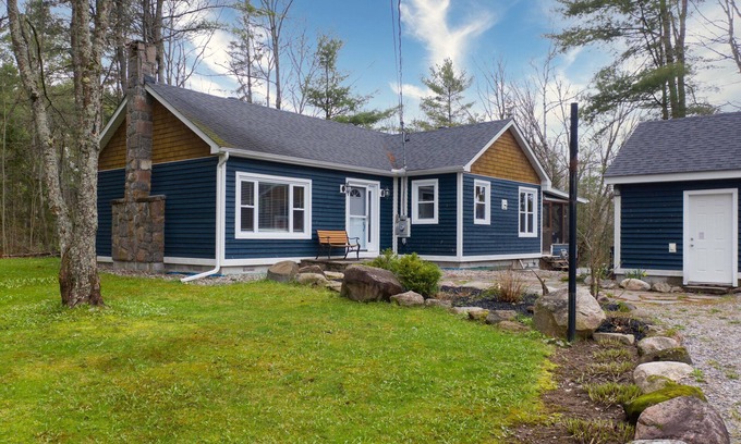 Rosseau House | This pretty oasis is tucked away in Beley Bay on historic Lake Rosseau.