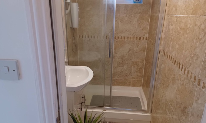 Gillingham Apartment | This spacious place is close to everything to make your stay meaningful. l