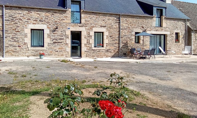 Pluherlin House | This spacious vacation home offers you space for the whole family near a lake.