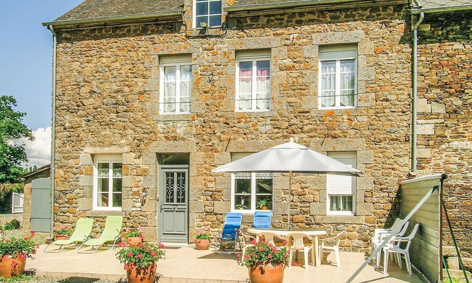 Evran House | This stone vacation home enjoys a quiet location not far from the Rance River and the sea.