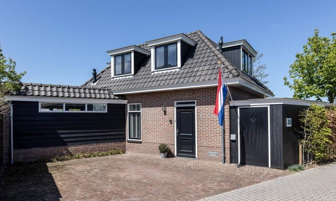 Egmond aan den Hoef Apartment | This stunning holiday home lets you enjoy everything that Egmond aan den Hoef has to offer: sea, beach, forest, dunes and the picturesque surrounding villages & towns.