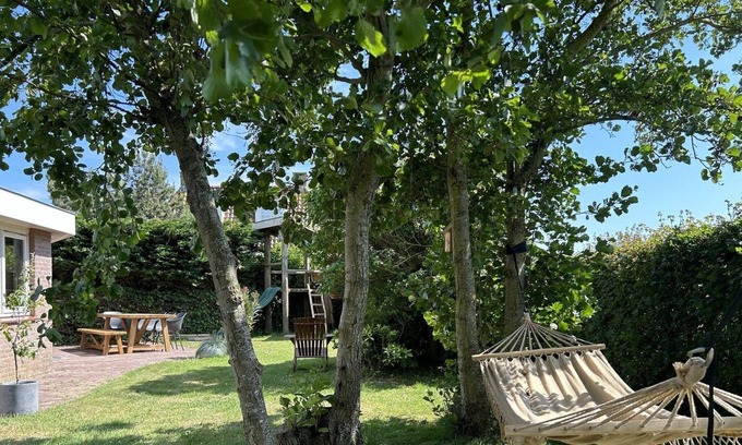 Egmond aan den Hoef House | This stunning holiday home lets you enjoy everything that Egmond aan den Hoef has to offer: sea, beach, forest, dunes and the picturesque surrounding villages & towns.