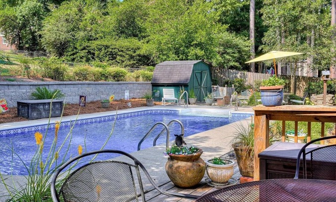 Augusta House | This the ideal Master's rental 1.4 Miles from course. Maid service included.