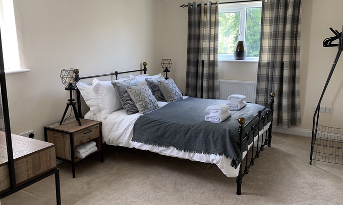 Witney House | Thorn House a lovely home in Witney sleeps up to 14