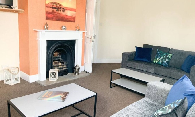 Shirley House | Thornbury House - A large house that sleep up to 15 Guests with free parking on the driveway.