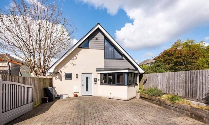 Bournemouth House | Three Bedroom Detached Home with Parking, Quiet location, Short Drive to Beach!