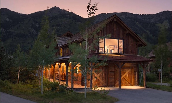 Wilson Villa | Three-bedroom home with vaulted ceilings and outdoor fireplace