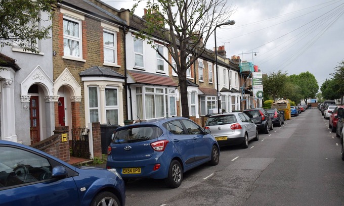 Higham Hill House | Three Bedroom House, 2 Bathrooms, Garden, 10 Minutes Station