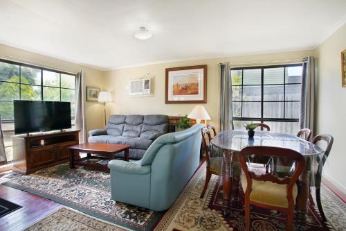 Coburg North Apartment | Three Bedroom Sweet Retreat in Coburg