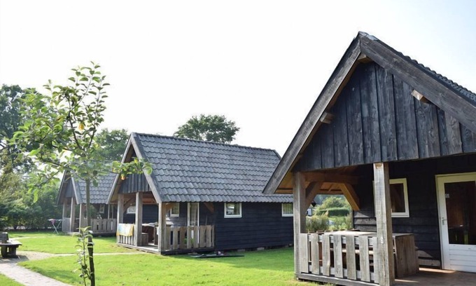 Voorthuizen House | Three charming trekking cabins on the Veluwe in one booking. Ideal for families or groups of friends who want to stay together while still enjoying their own space. Experience comfort, nature, and luxury facilities at Recreatiepark De Boshoek.