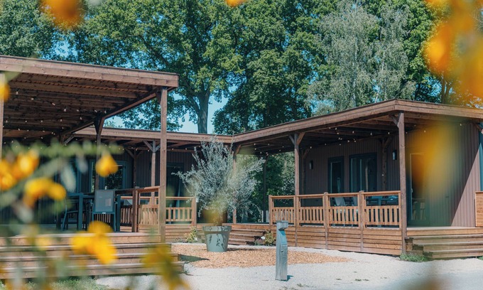 Nieuw Heeten House | Three cosy lodges for 12 guests with nature views, own kitchen and modern rain shower bathroom.