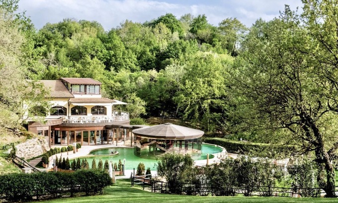 Sorano Apartment | Three-room apartment of approximately 75 m2 located on the ground floor or first floor with air conditioning, independent heating and wi fi connection.Consisting of a large living room with equipped kitchenette, fridge, microwave oven, toaster, sofa and