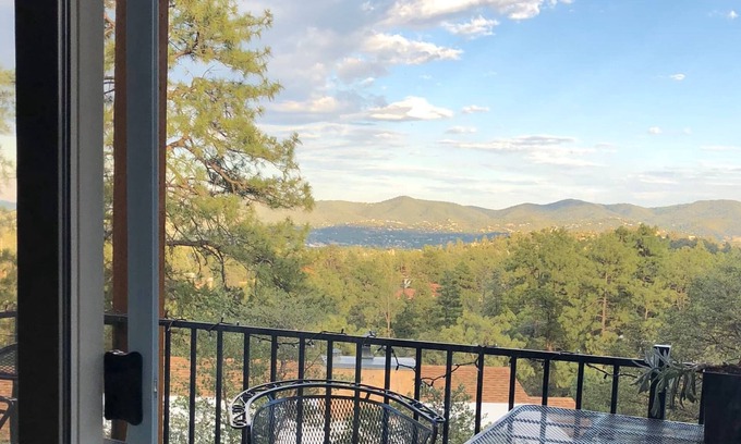 Prescott House | Thumb Butte Chalet Nestled in the Mountains
