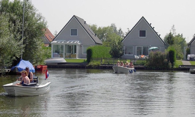Medemblik House | Tidy bungalow with dishwasher, close to the water