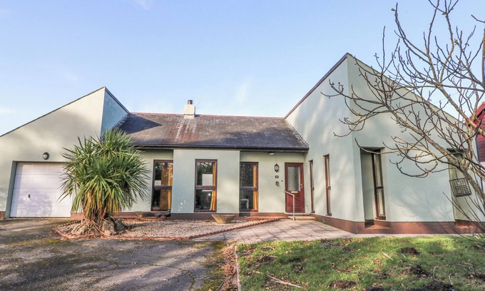 Amroth House | TIG BHAN, family friendly, character holiday cottage in Llanteg