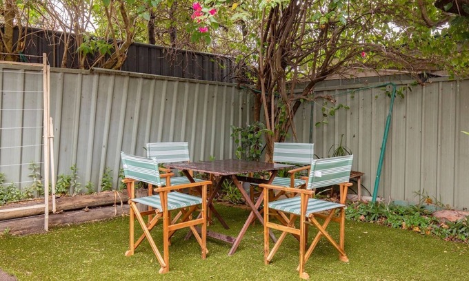 Tighes Hill House | Tighes Hill Hideaway Alfresco Living by the Park