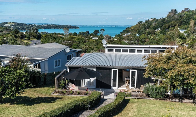 Surfdale House | Tikapa Moana Views | Waiheke Island