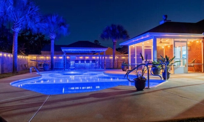 Emerald Shores House | Tiki Hut & Pool House - 7 Miles from Private Beachn