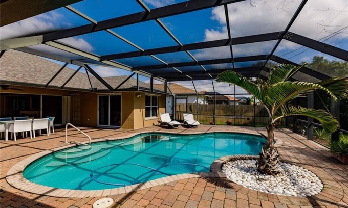 Bonita Springs House | Tiki Paradise House & pool - 10 min to Beach!