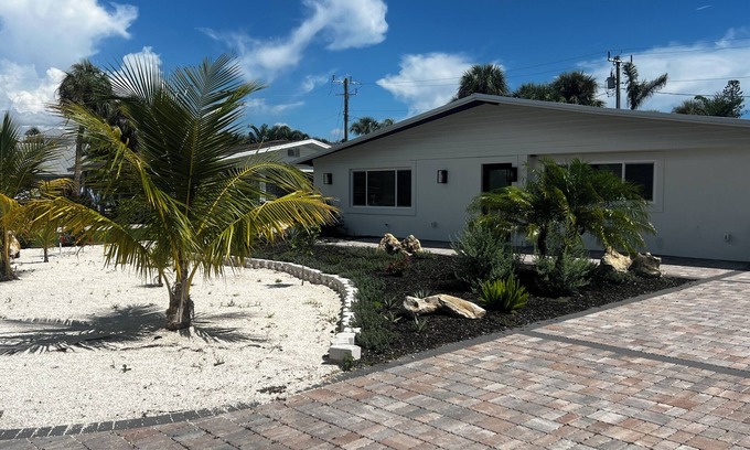 Holmes Beach House | Tiki Tropicale: 6-minute walk to the beach!