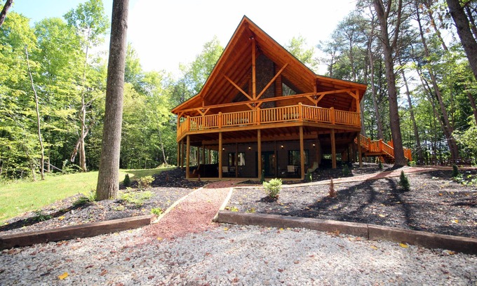 Logan Cabin | Timber Ridge Lodge - 5-BR, w/King Suite - Hocking