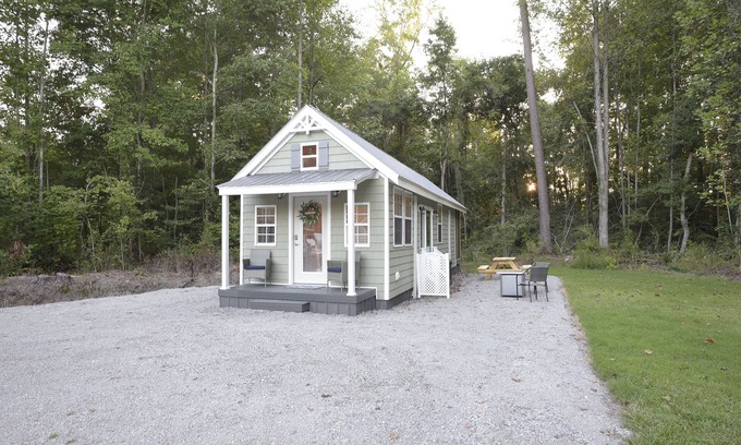 Durants Neck Cottage | Timber Tiny House~ Screen Porch~ Fire Pit~ Private Driveway~ Country Getaway