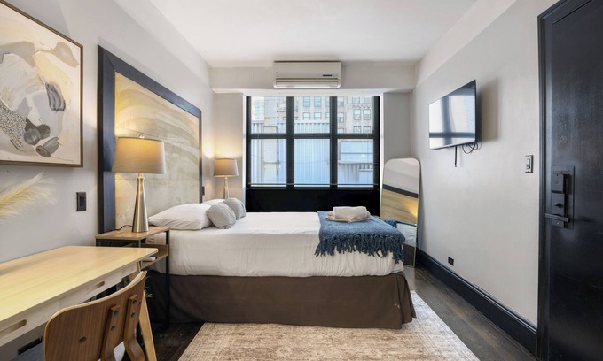 Midtown House | Timeless New York Stay —Walk to Broadway, Times Square & More 1-bedroom building