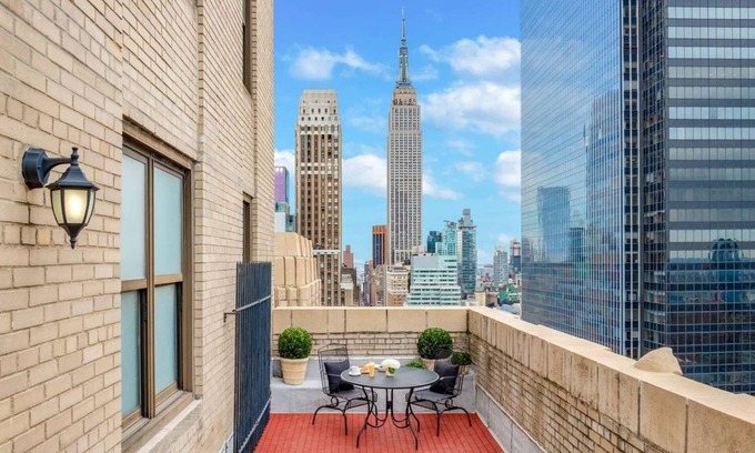 Garment District Hotel | Timeless NYC Charm in a Centrally Located Art Deco Hotel Room