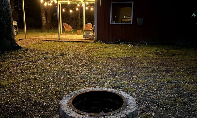 Live Oak Cottage | Tiny Cabin for Two: Fire Pit & Stargazing Nights